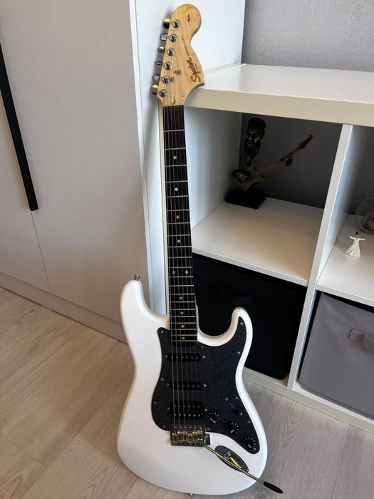 Продам электро гитару Fender Squier