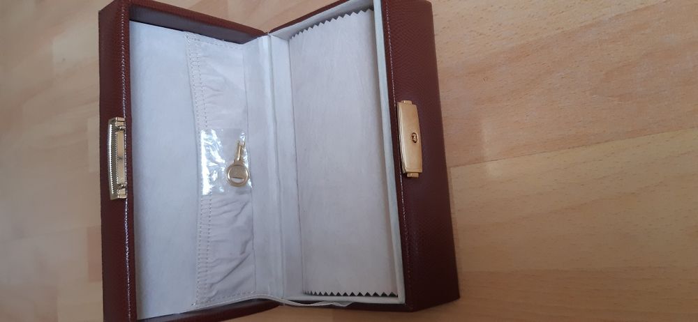 Caseta din piele ptr Bijuterii si Ceasuri, cu cheie, model deosebit