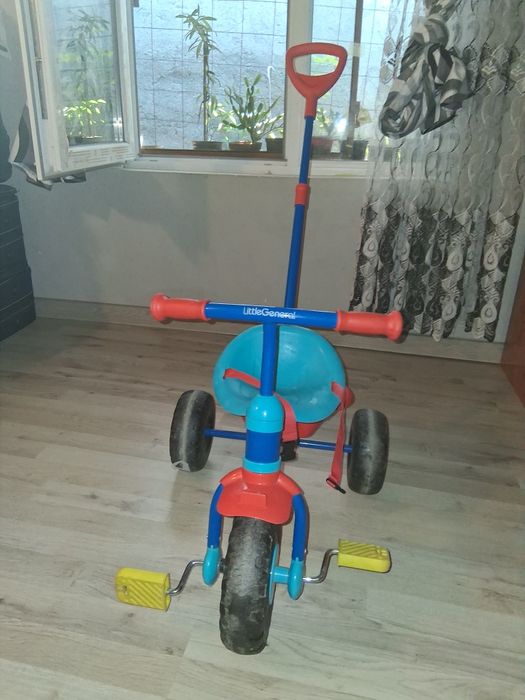 Bicicleta cu trei rotii și mâner