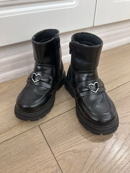 Ботуши и обувки за момиче