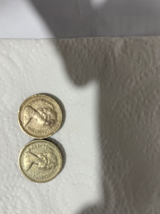 Две монети по един паунд 1983