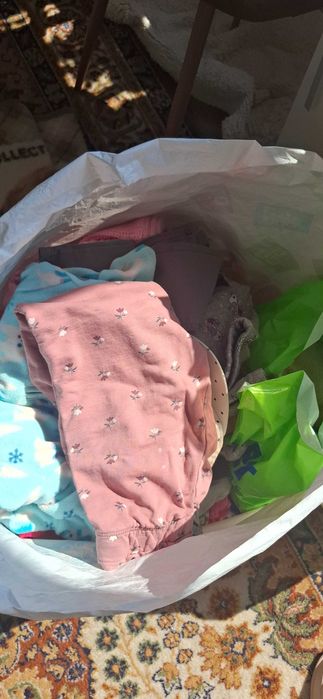 Подарявам дрехи за момиченце между 3-5години.