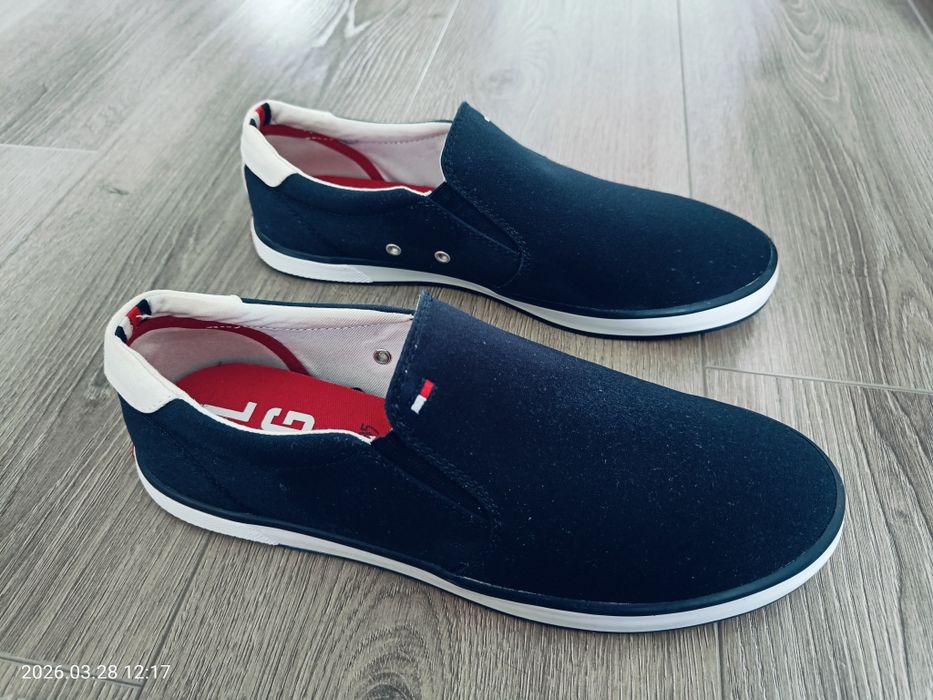 Tommy Hilfiger ICONIC sau Harlow 2D în culoarea bleumarin.  Mărimea 40