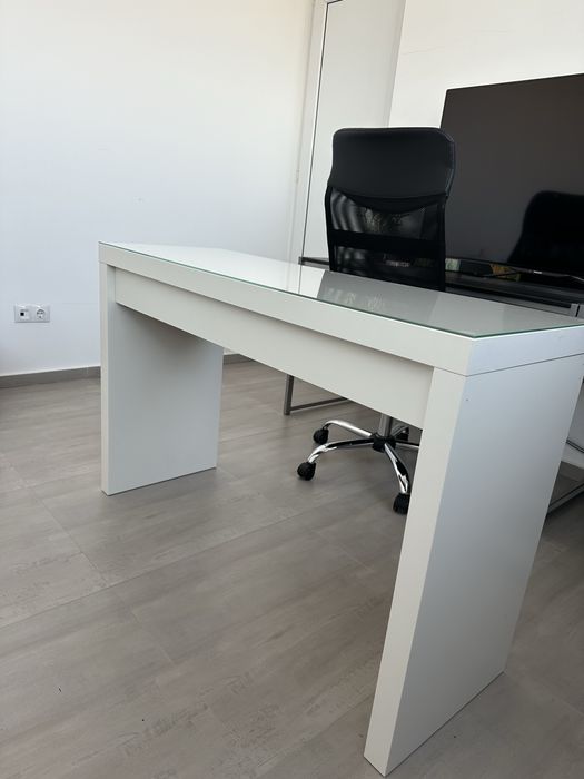 Vând măsuță/birou de machiaj Malm - Ikea