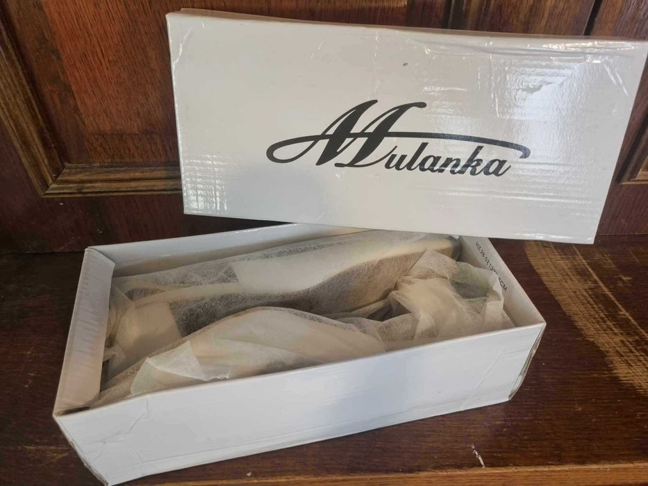 Бели елегантни обувки