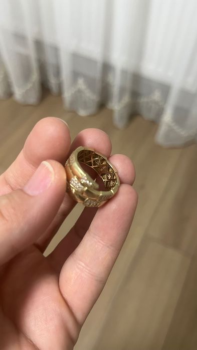 Золотое кольцо с камнями