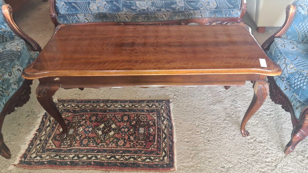 старинна  дървена маса с дърворезба в стил луи