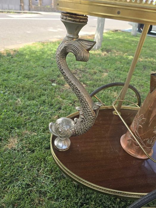 Gheridon din lemn cu ornamente din alama decorat cu un peste.