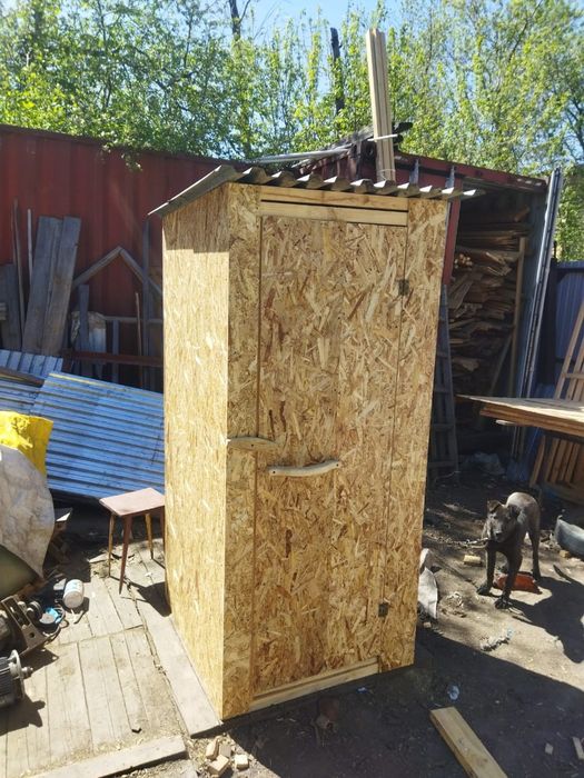 Уличный туалет деревянный