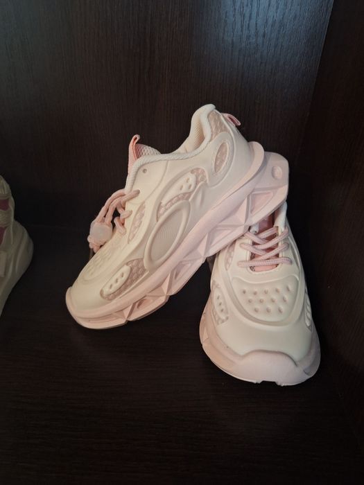 Vând adidasi , o pereche a fost purtata odată cea roz cu alb