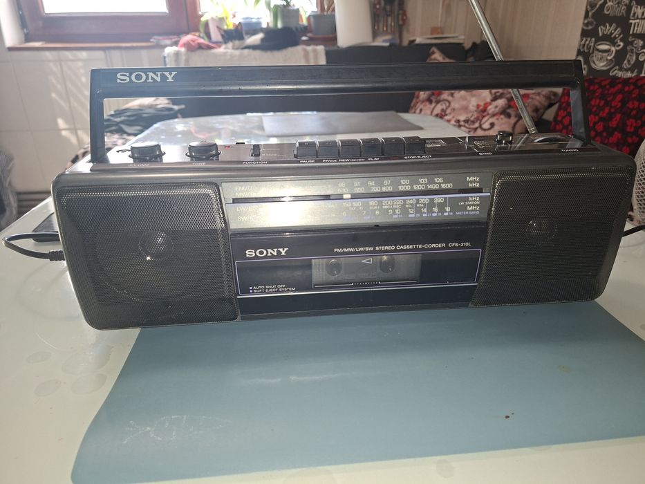 Radiocasetofon mediu Sony CFS-210L, radio 4 benzi  ( Antena Satelor), made in France