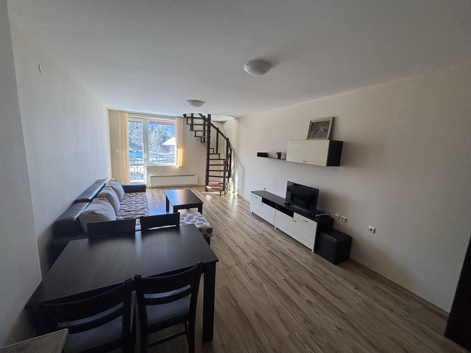 Просторен тристаен на метри от лифта