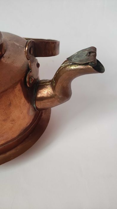 Стар меден чайник с подвижна дръжка и капаче на чучура