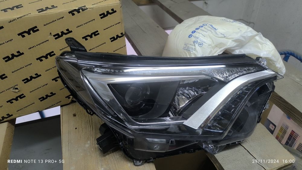 Десен фар НОВ Toyota Rav 4