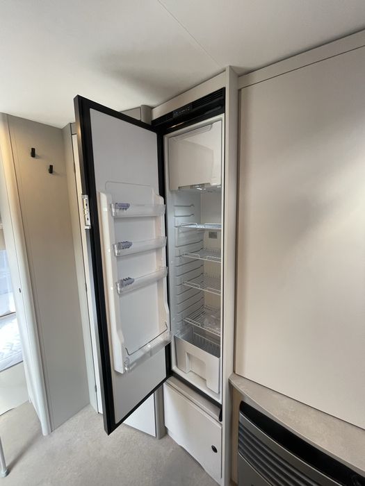 Rulota Lmc Sassino 470k/ 6 persoane/ noua/ premium/ 12 ani