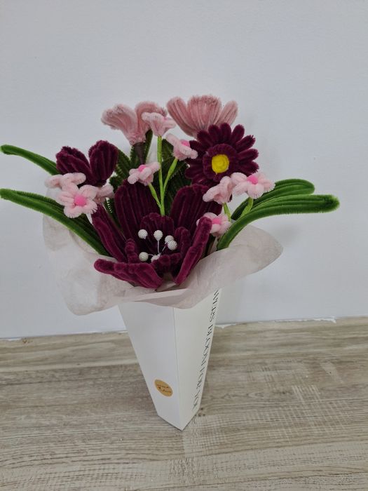 Flori realizate manual din sârmă plușată