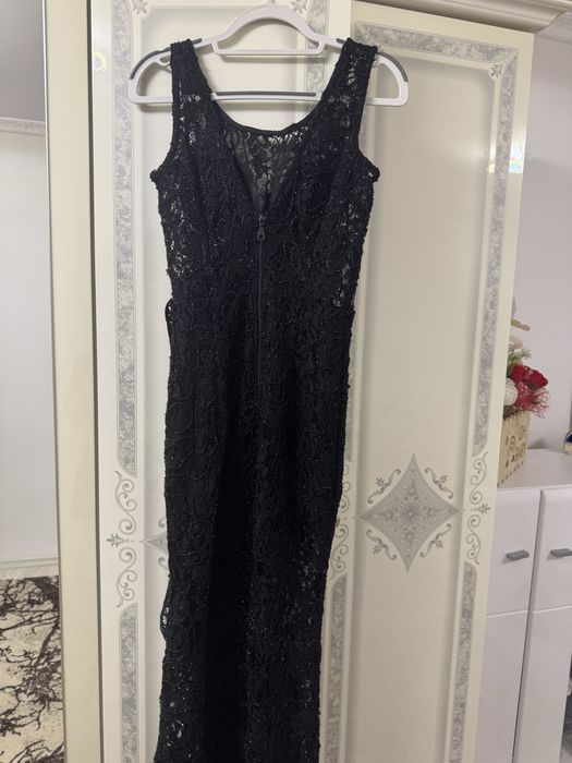 Vand rochie de ocazie . Rochia a fost purtata doar o data . Nu prezinta nici macar o deteriorare