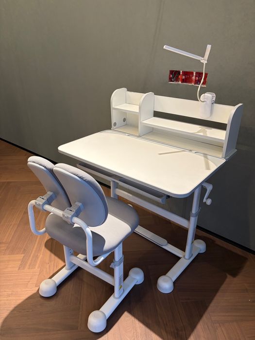 Школьная парта в отличном состоянии