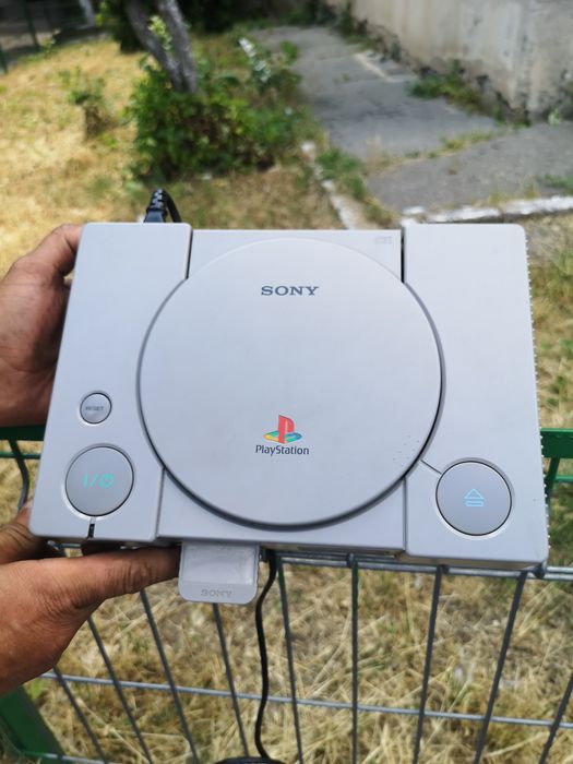 Play station 1.  100 de lei!!!