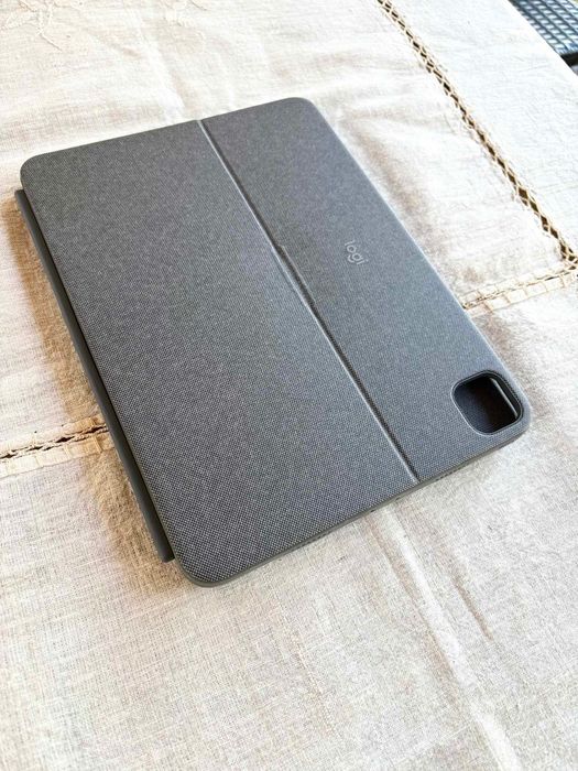 Logitech Folio Touch клавиатура с тъчпад за iPad Pro 11” - Отлично състояние