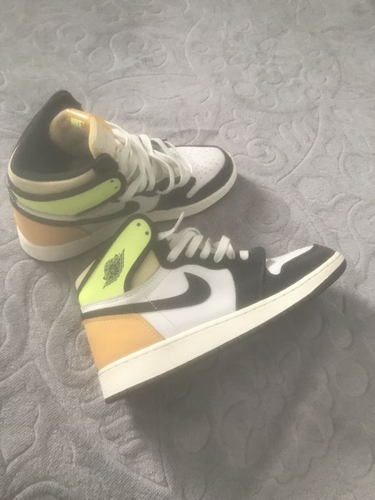 Air Jordan 1 retro high og  volt gold ,marimea 39