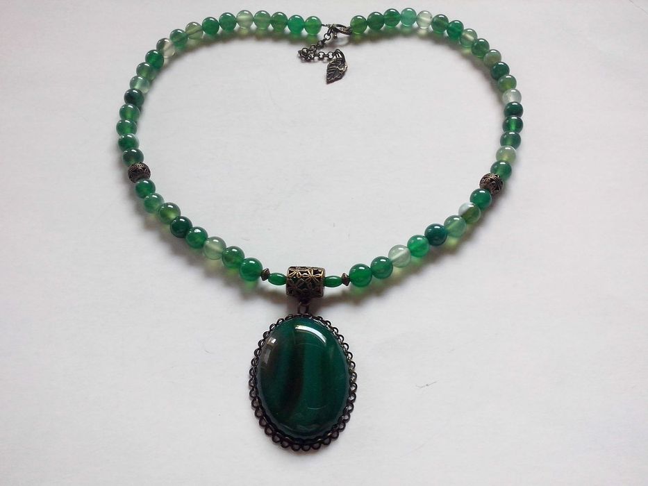 colier cu pandantiv mare din agate verzi