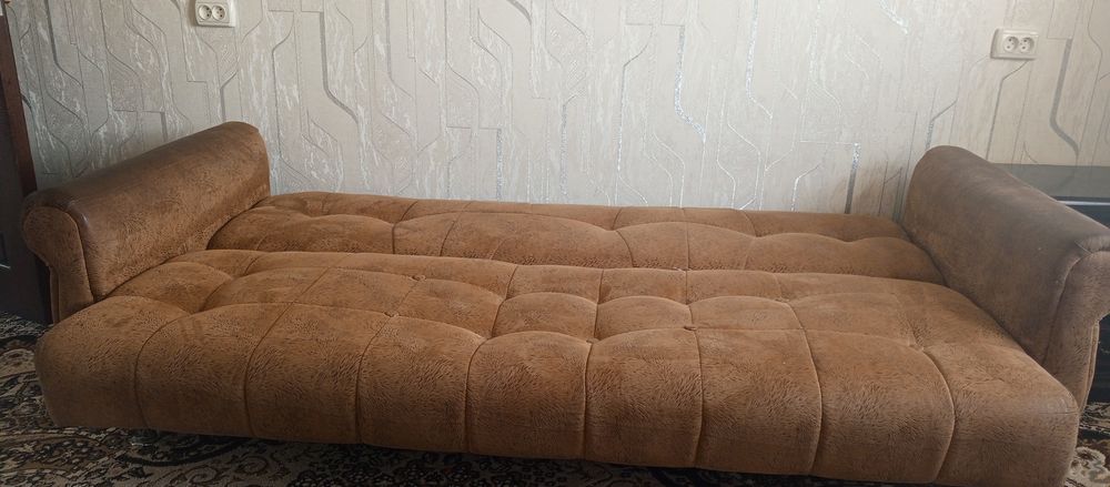 Qatlanadigan divan.