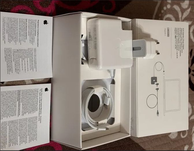 от MacBook 45W - зарядка, блок питания, щнур макбука.