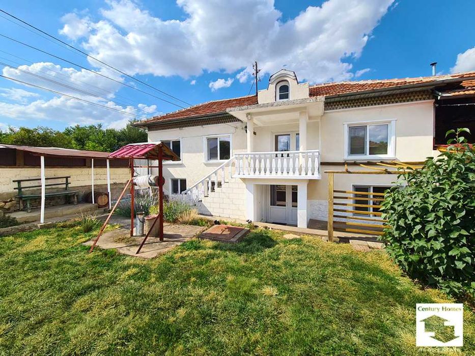 145304 Очарователна двуетажна къща с голям двор в с. Страхилово