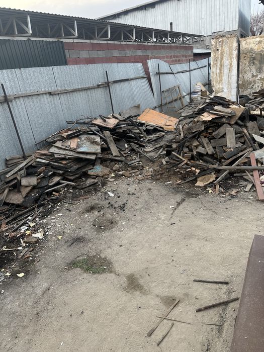 Дрова бесплотно,! то есть даром)))