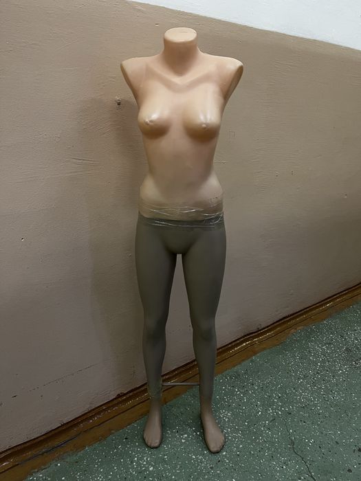 Стеллажи, торсы, манекены
