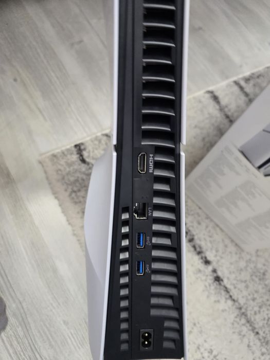 Vând Playstation 5 slim + 5 jocuri