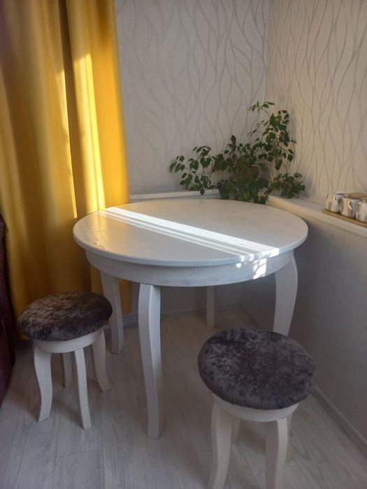 Деревянный стол с табуретками. Стол из дерева.