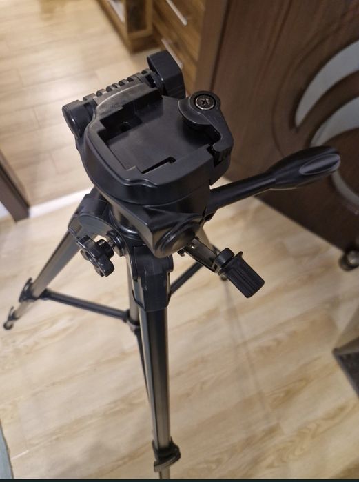 Nikon DSLR D3100 cu trepied