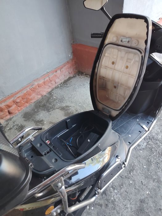 Elektroskuter sotiladi (Kofra va himoya dugalari bilan) shlem