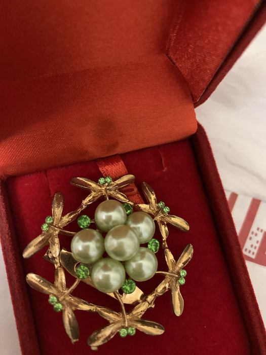 Продаю серьги российской фирмы Jenavi броши ,часы позолоченные женские