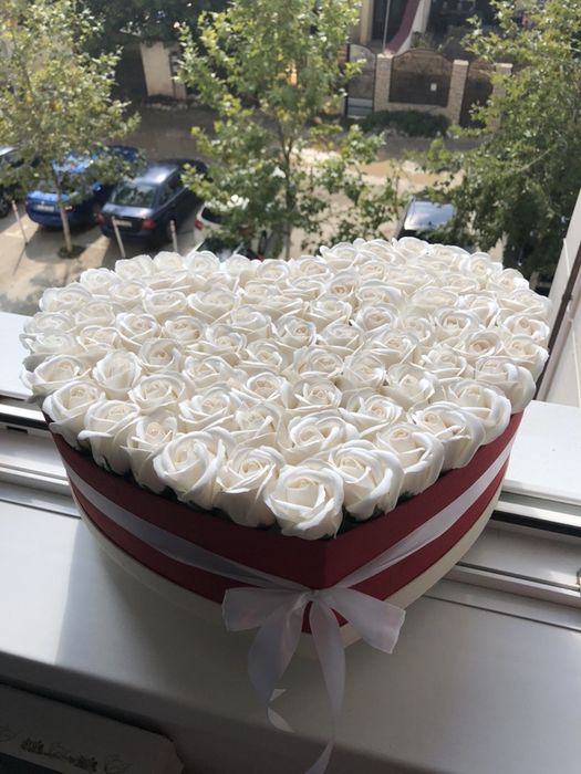 Cutie cu trandafiri in forma de inima 200 lei