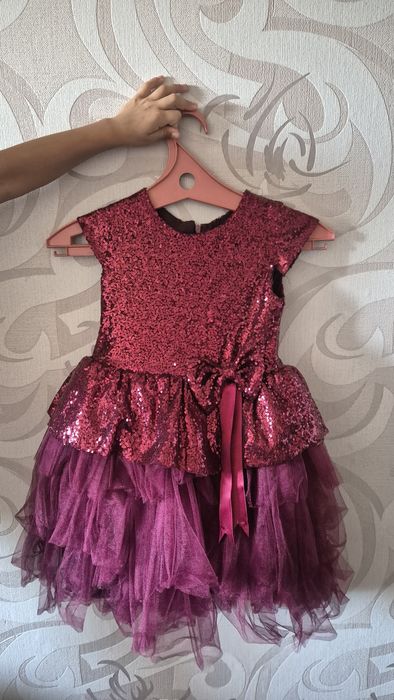 Много платьев на девочку 5-7лет