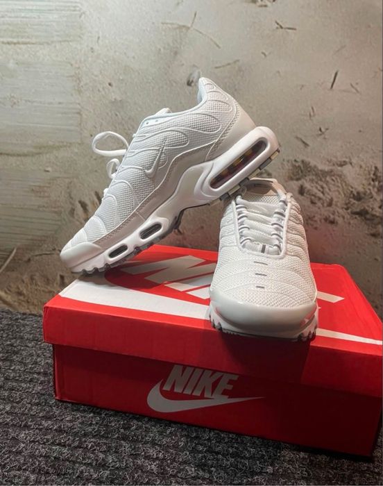 Adidasi nike albi noi