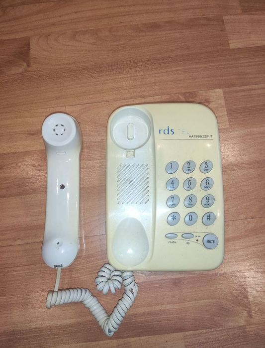 Vând 3 telefoane fixe