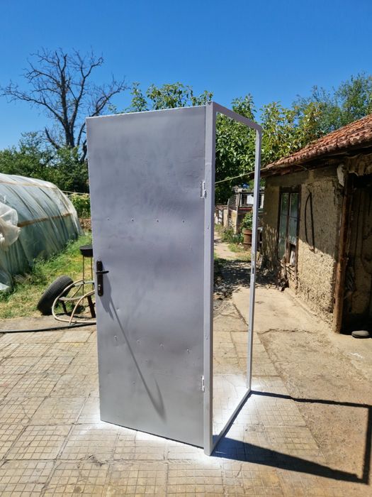 Грундирана железна врата