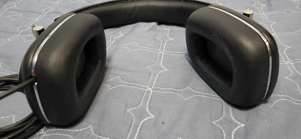 Căști over-ear Bowers & Wilkins P7 cu fir , cu un design elegant din piele neagră și finisaje metalice argintii