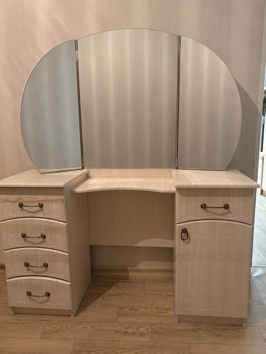 Продам туалетный столик