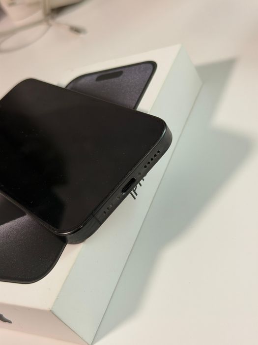 Vand Iphone 15 pro negru