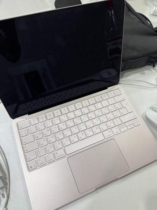 Продам MacBook Neo 13" (розовый)