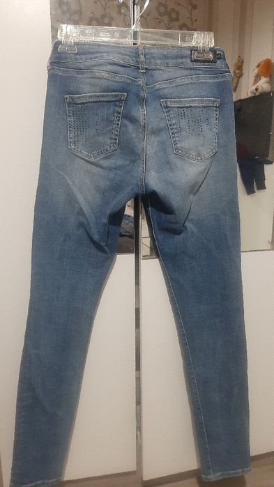 Дамски дънки Pepe jeans с камъни.