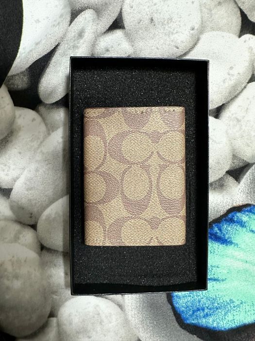 Portofel Coach, nou fara eticheta