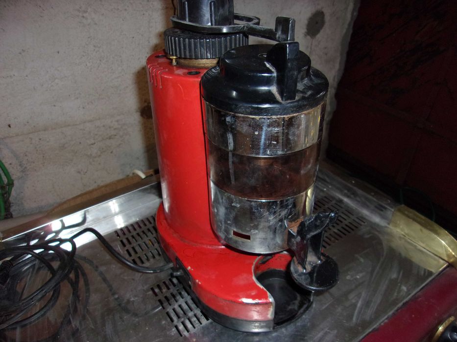 Професионална кафемашина Poseidon и кафемелачка