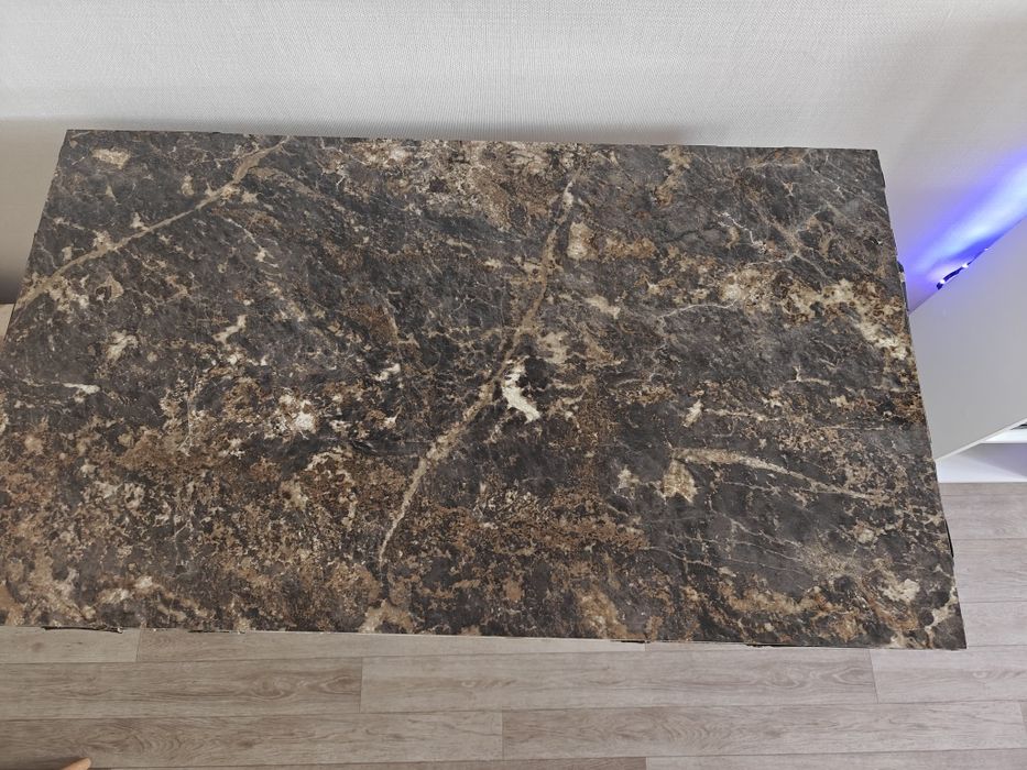 Стол и две табуретки