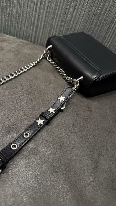 Чисто нова дамска чанта REPLAY – черна, с верижка и звездни елементи